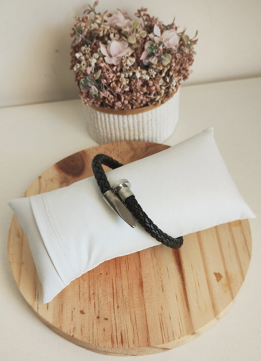 Bracelete Prego em couro e aço inoxidável.